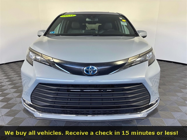 2023 Toyota Sienna Woodland Edition photo 2