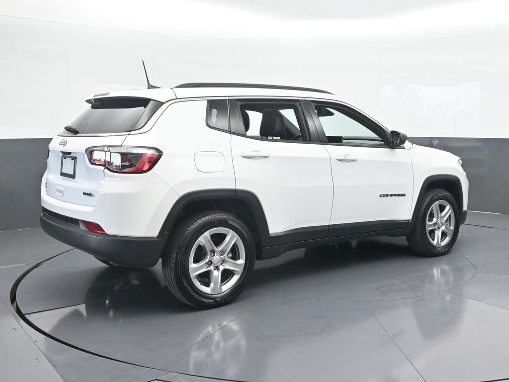 2023 Jeep Compass Latitude photo 2