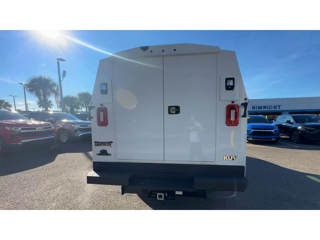 2025 Chevrolet Express Cutaway 3500 photo 2