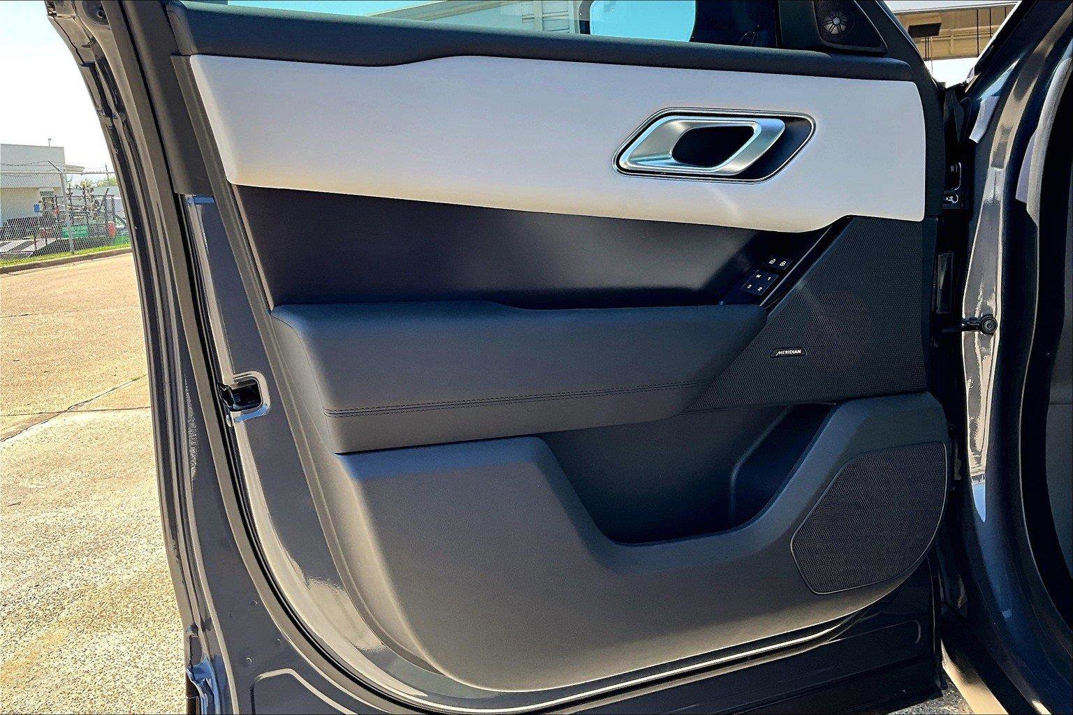 2026 Land Rover Range Rover Velar SE photo 9