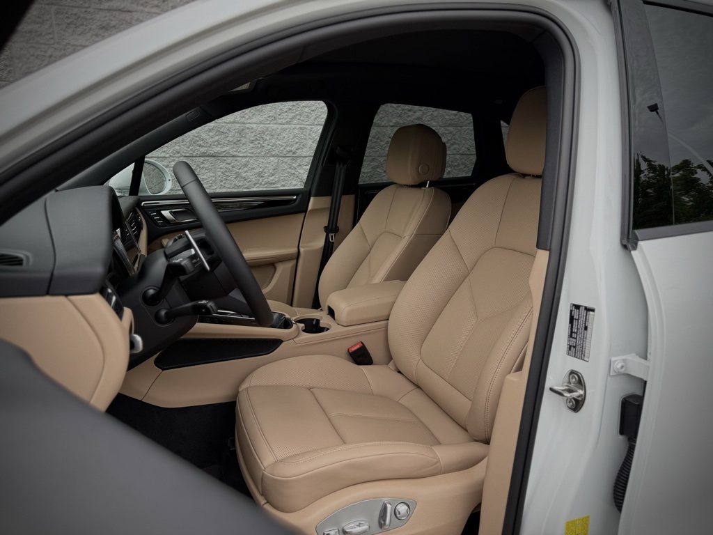 2025 Porsche Macan T photo 5
