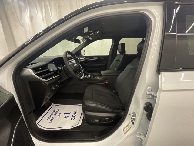 New 2024 Bright White Clear-Coat Exterior Paint Jeep Trailhawk 4xe image 10