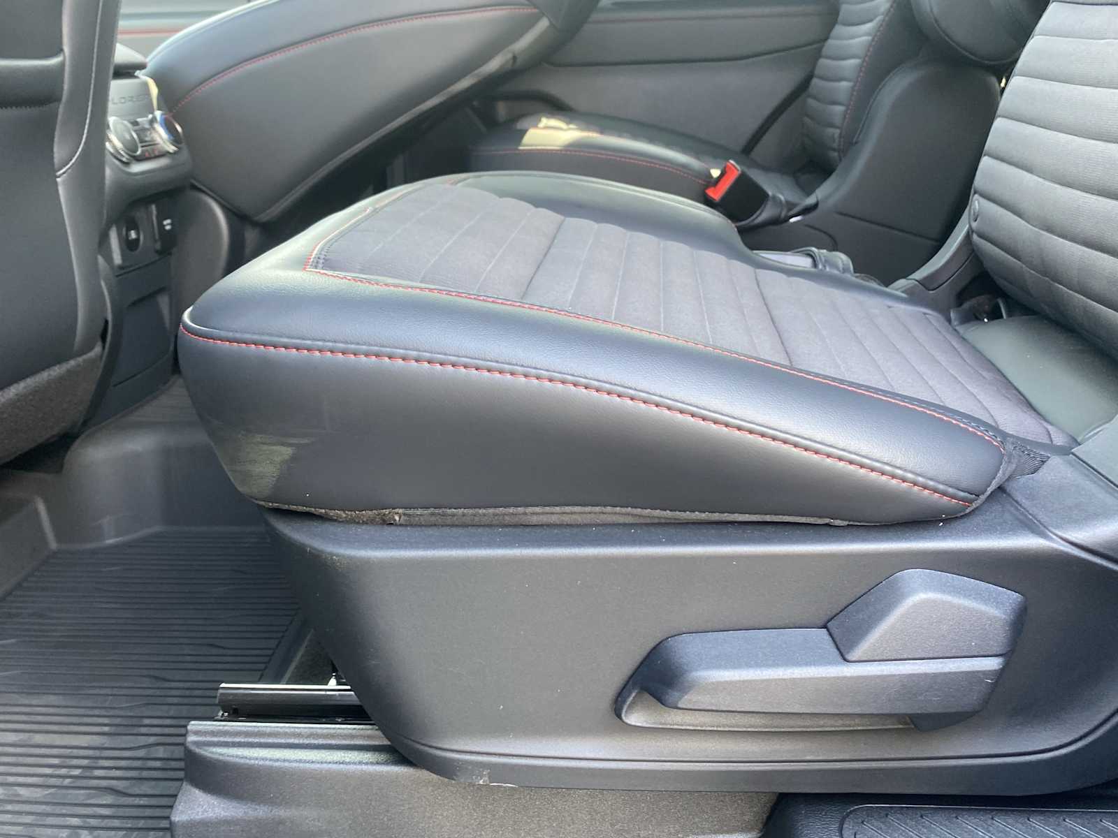 2025 Ford Explorer ST-Line photo 28