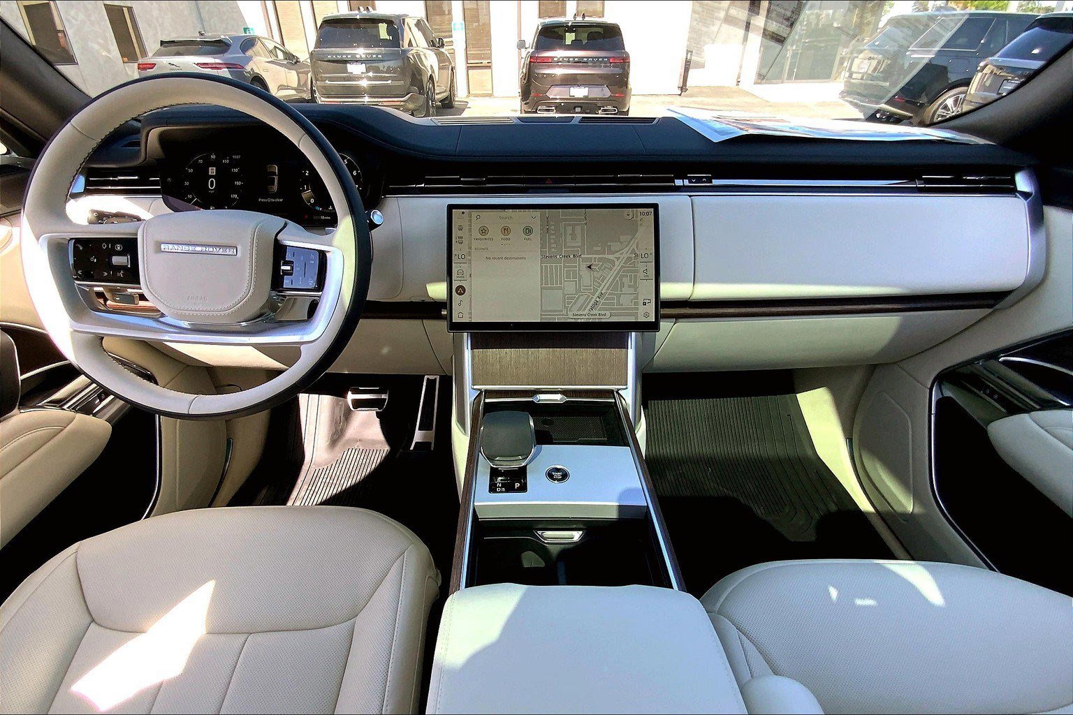 2025 Land Rover Range Rover SE photo 3