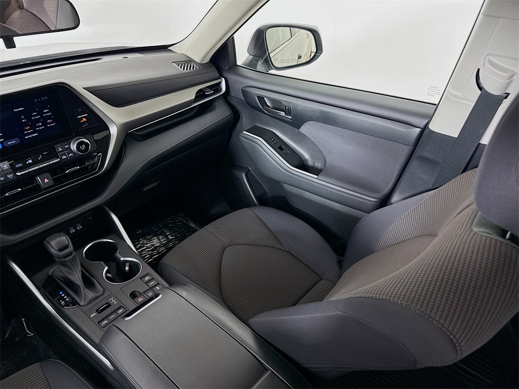 2023 Toyota Highlander L photo 22