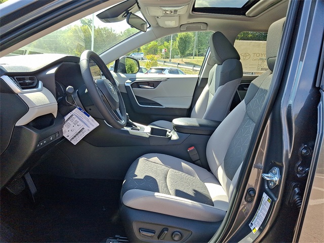2025 Toyota RAV4 XLE photo 11