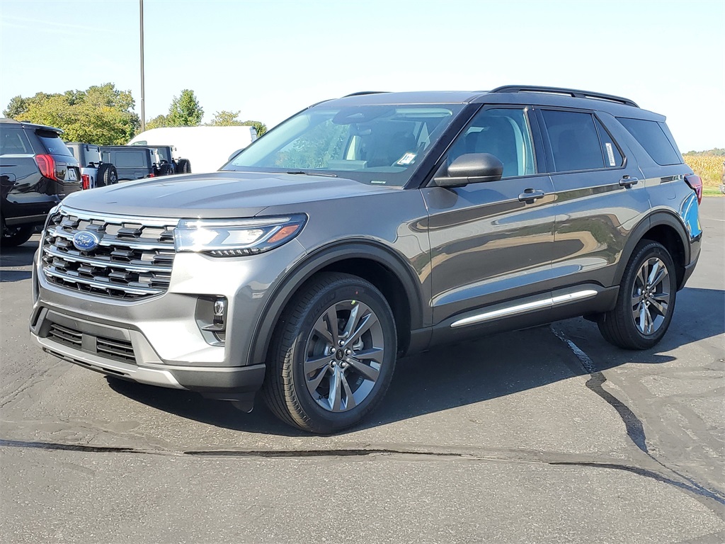 2025 Ford Explorer photo 3
