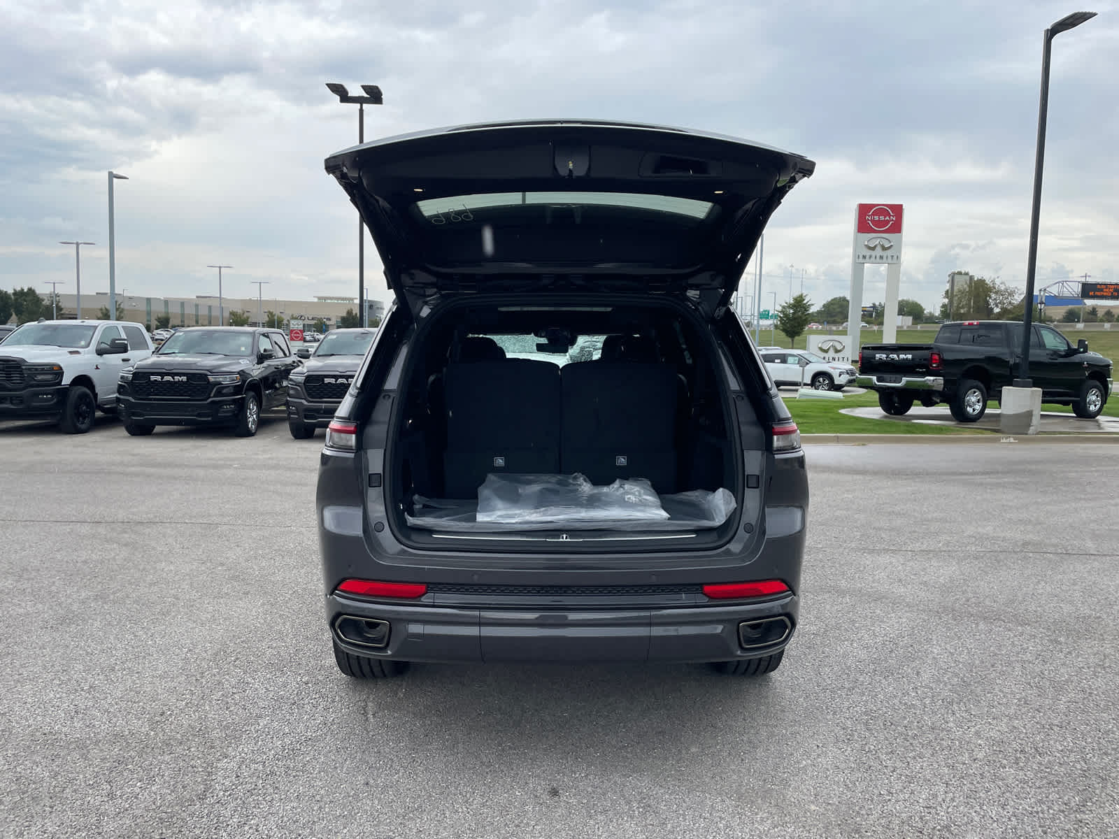 2025 Jeep Grand Cherokee L Summit Reserve photo 11
