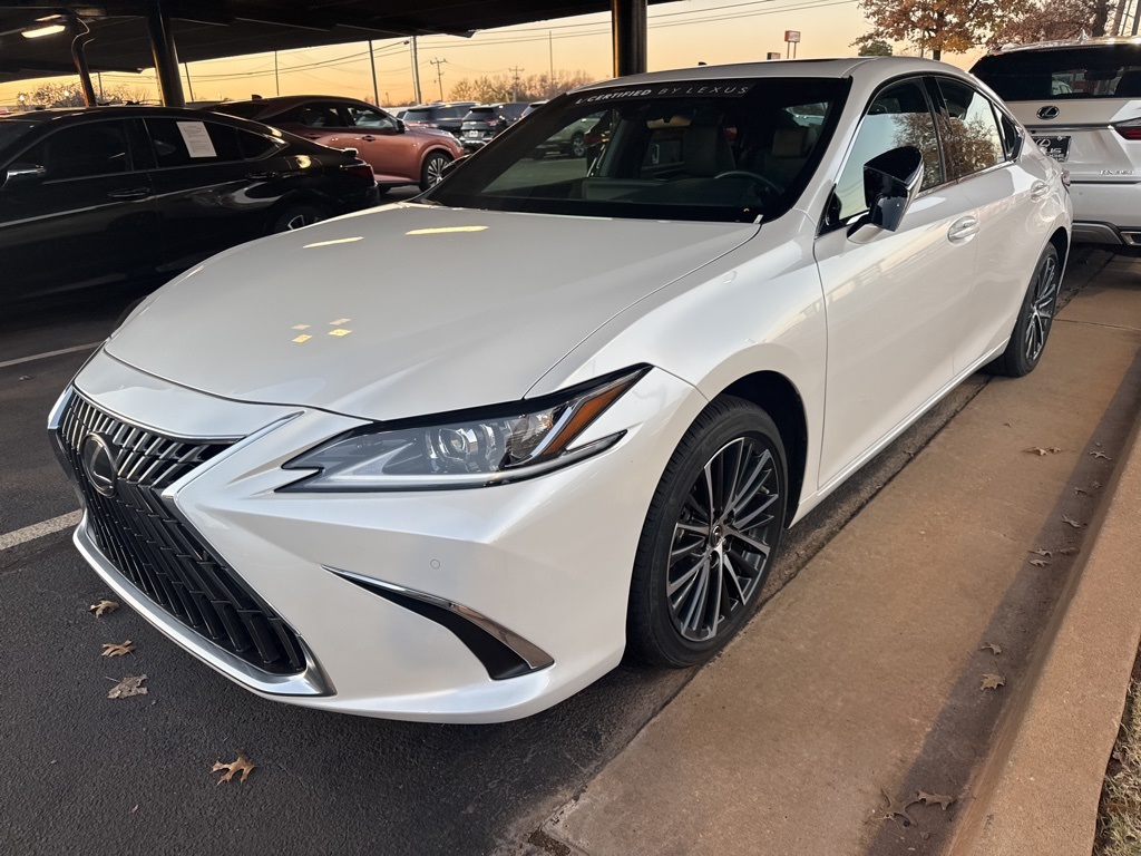 2025 Lexus ES Hybrid 300h's photo