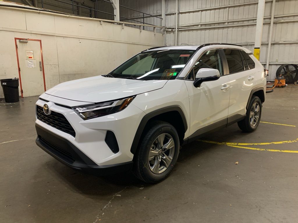 2025 Toyota RAV4 XLE's photo