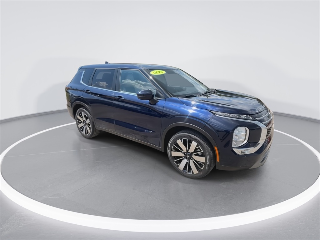 2025 Mitsubishi Outlander SE photo 2
