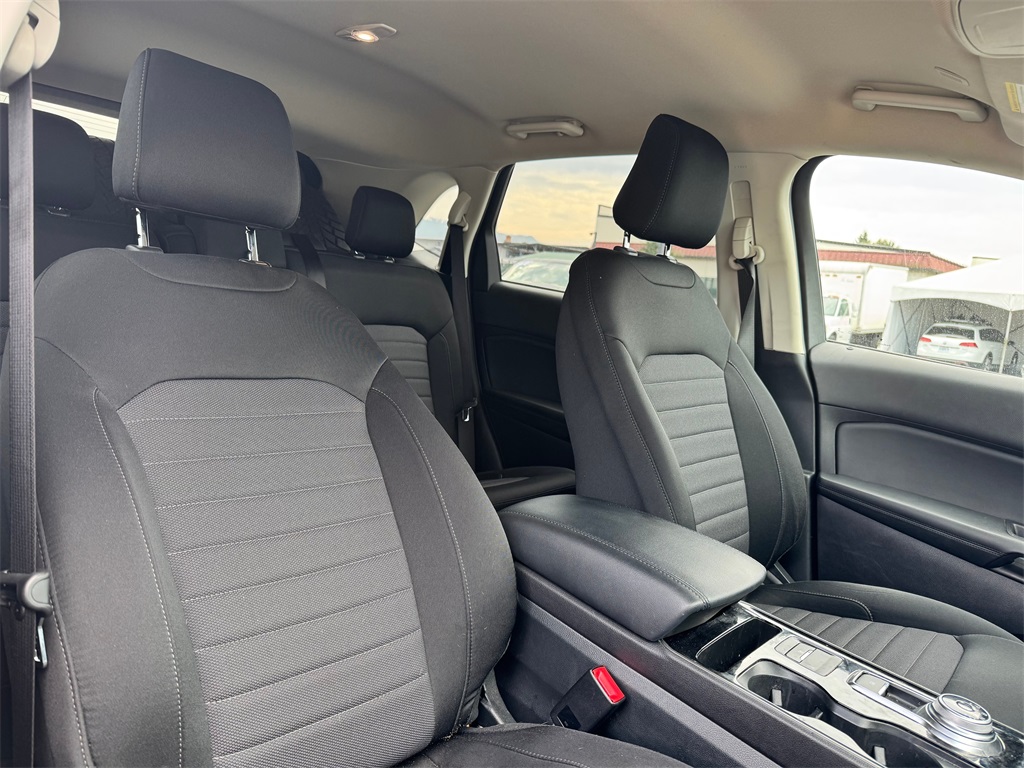 2020 Ford Edge SE photo 2
