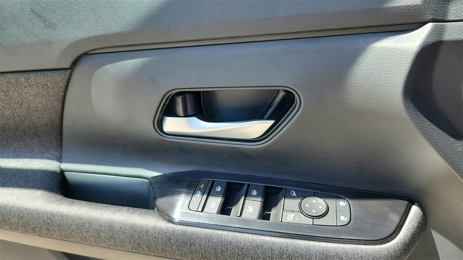 2025 Nissan Kicks SV photo 14