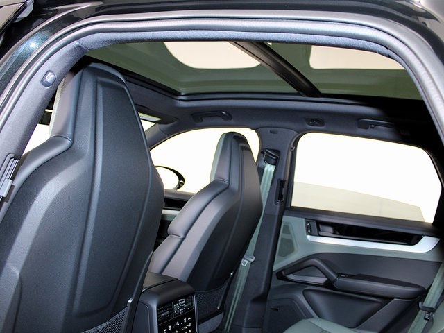 2025 Porsche Cayenne S photo 21