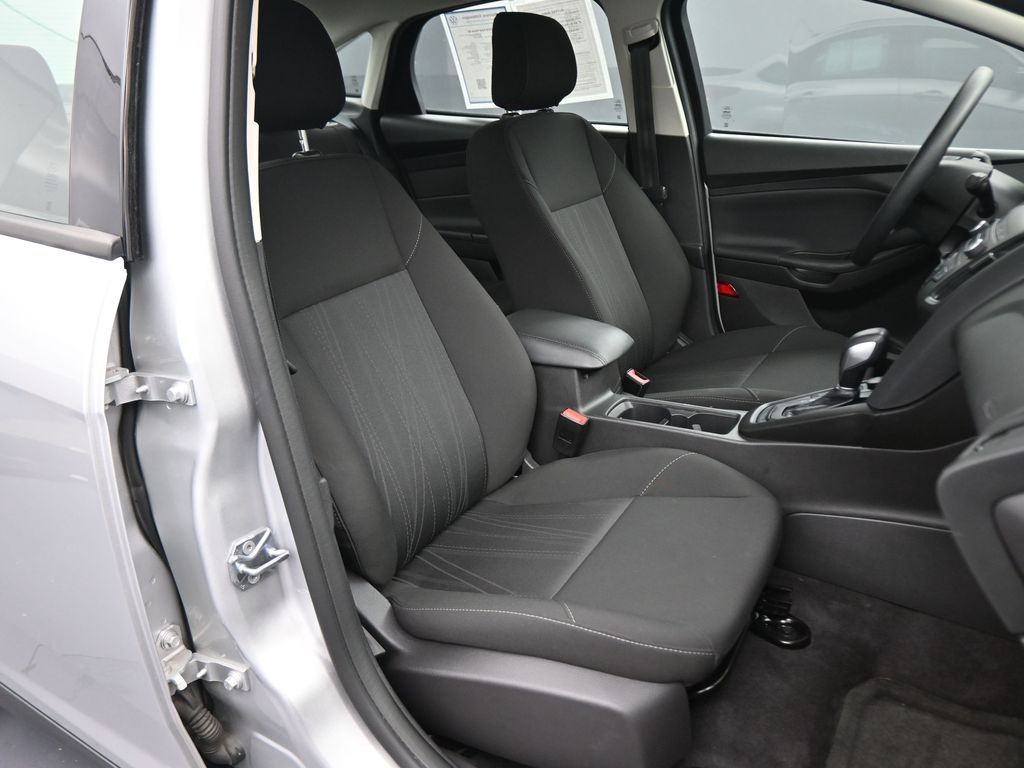 2018 Ford Focus SE photo 43