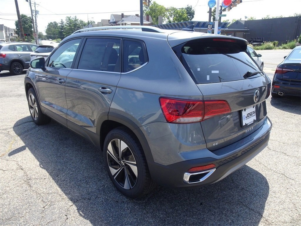 2024 Volkswagen Taos SE photo 3