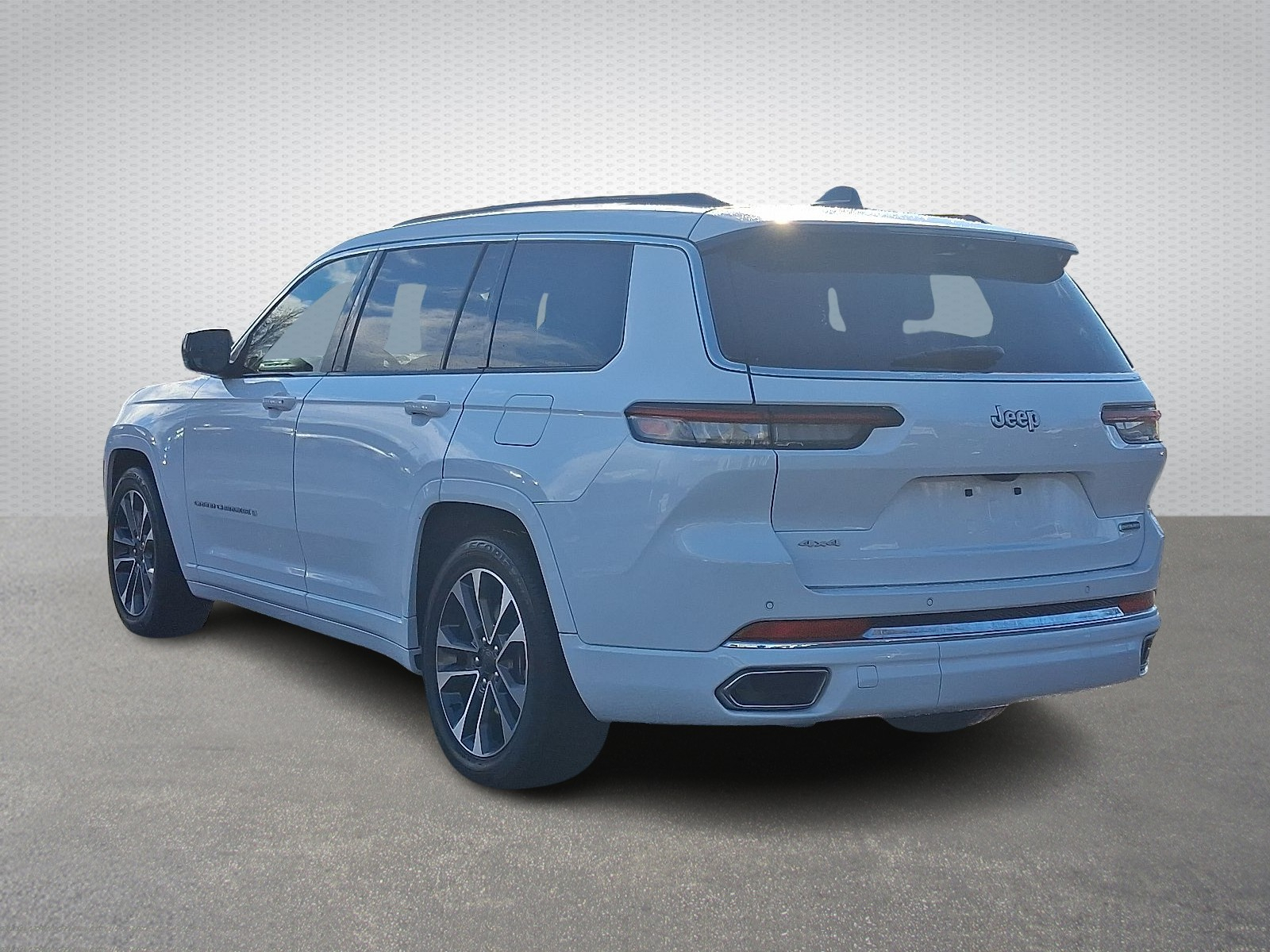 2025 Jeep Grand Cherokee Overland photo 4