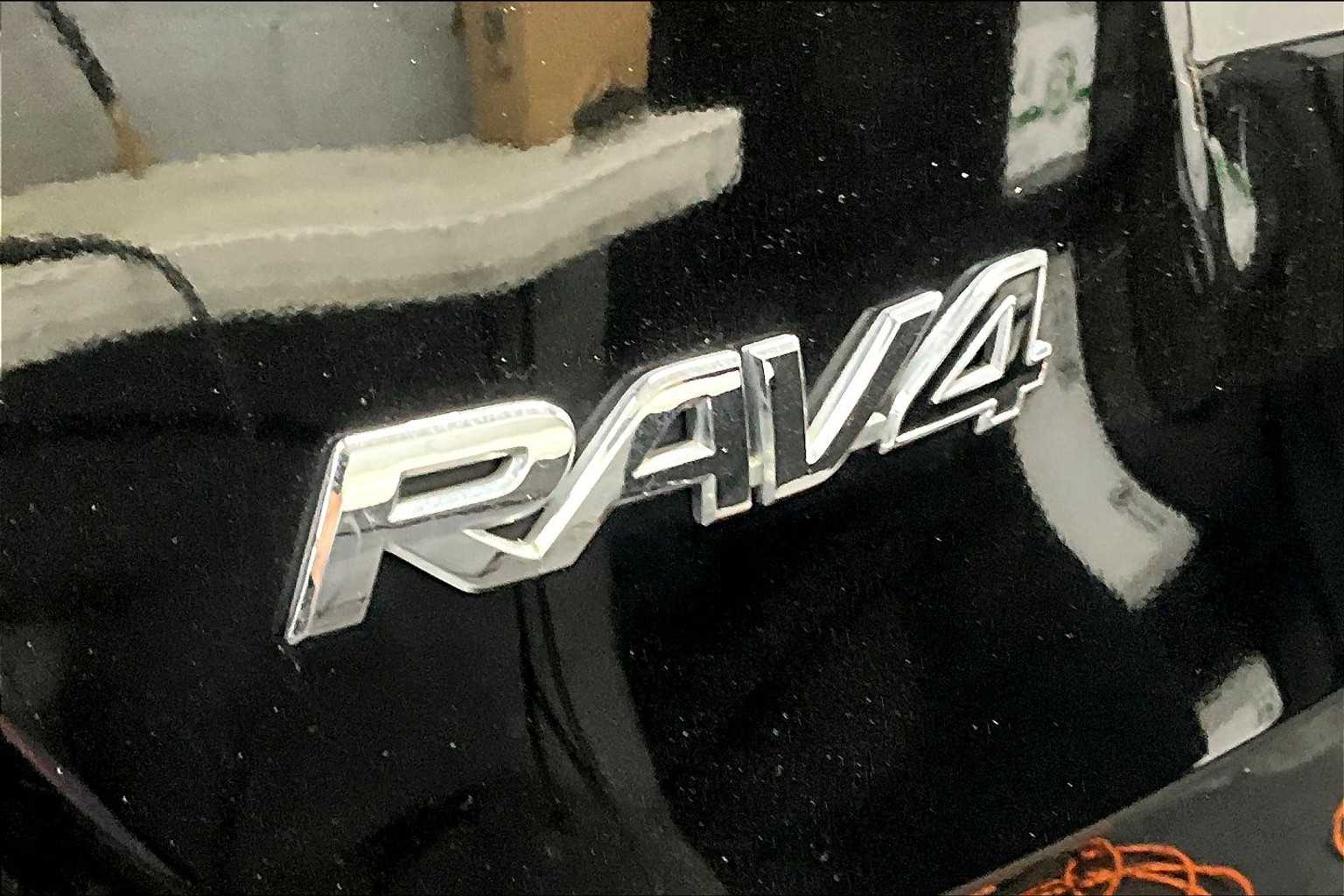 2014 Toyota RAV4 LE photo 9