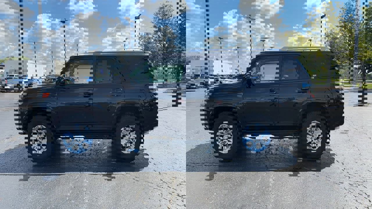 2017 Toyota 4Runner SR5 photo 4