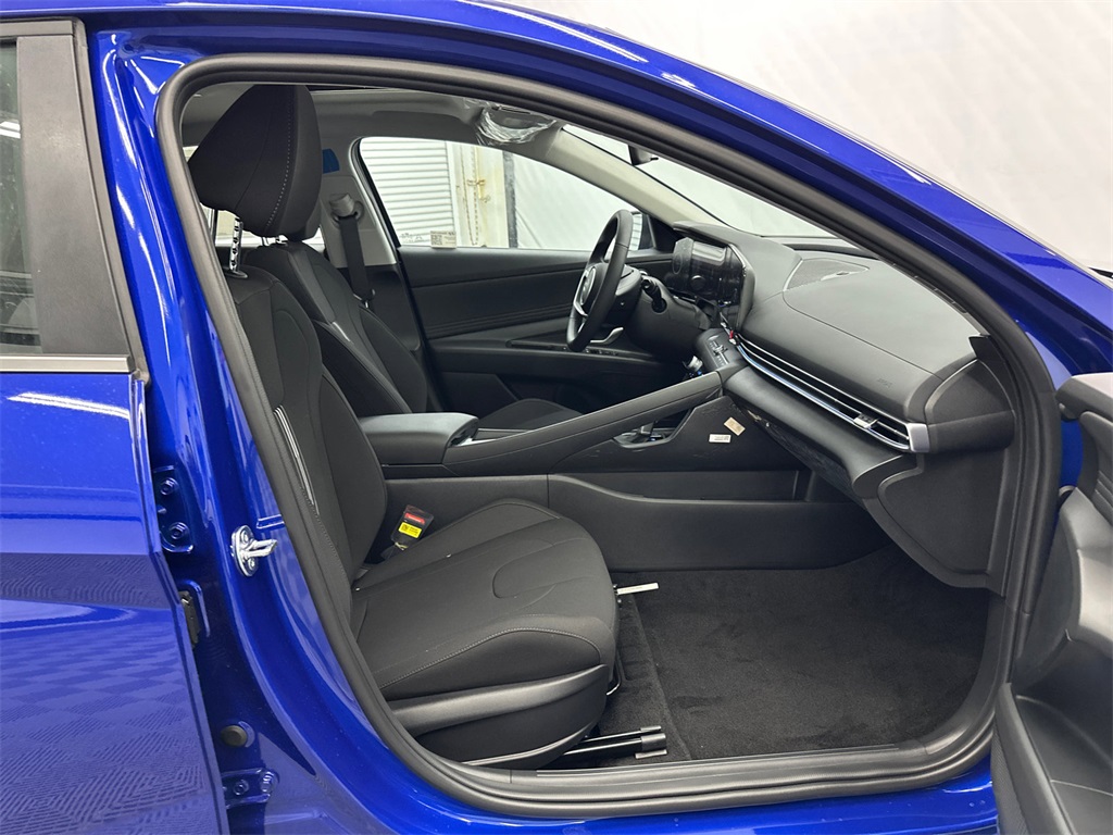 2025 Hyundai Elantra SEL Convenience photo 13