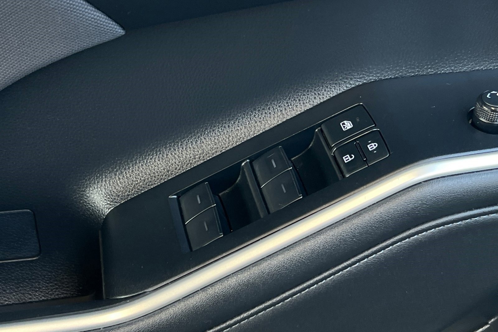 2023 Toyota Highlander L photo 12