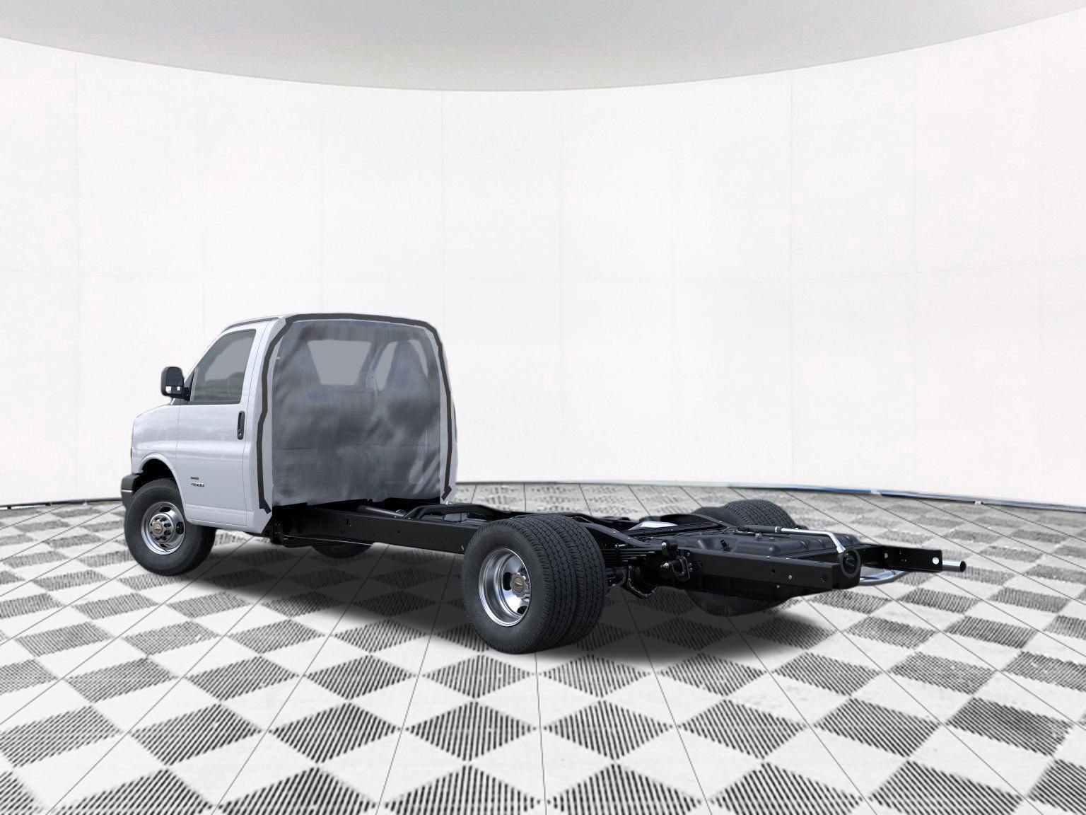 2025 Chevrolet Express 3500 Work Van Cutaway photo 2