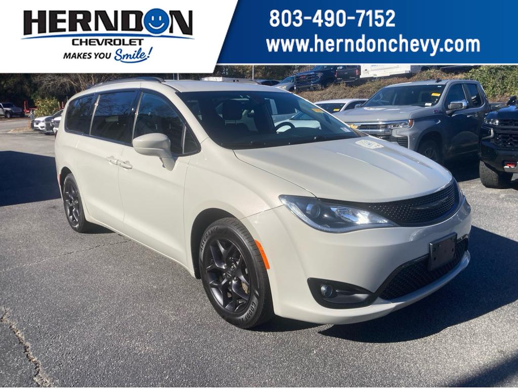 2019 Chrysler Pacifica Touring L's photo