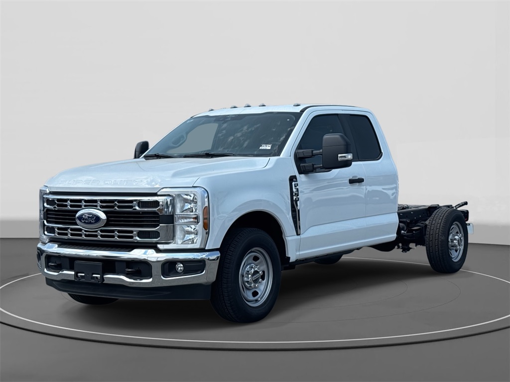 2024 Ford F-450 Super Duty Chassis Cab XL's photo