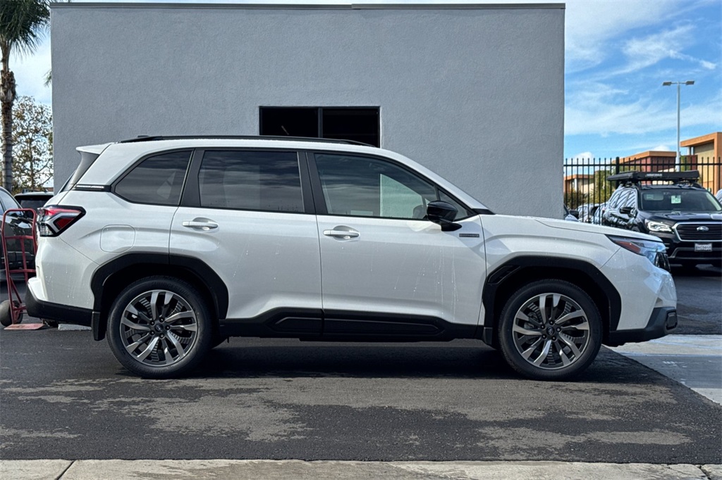 2025 Subaru Forester Touring photo 3
