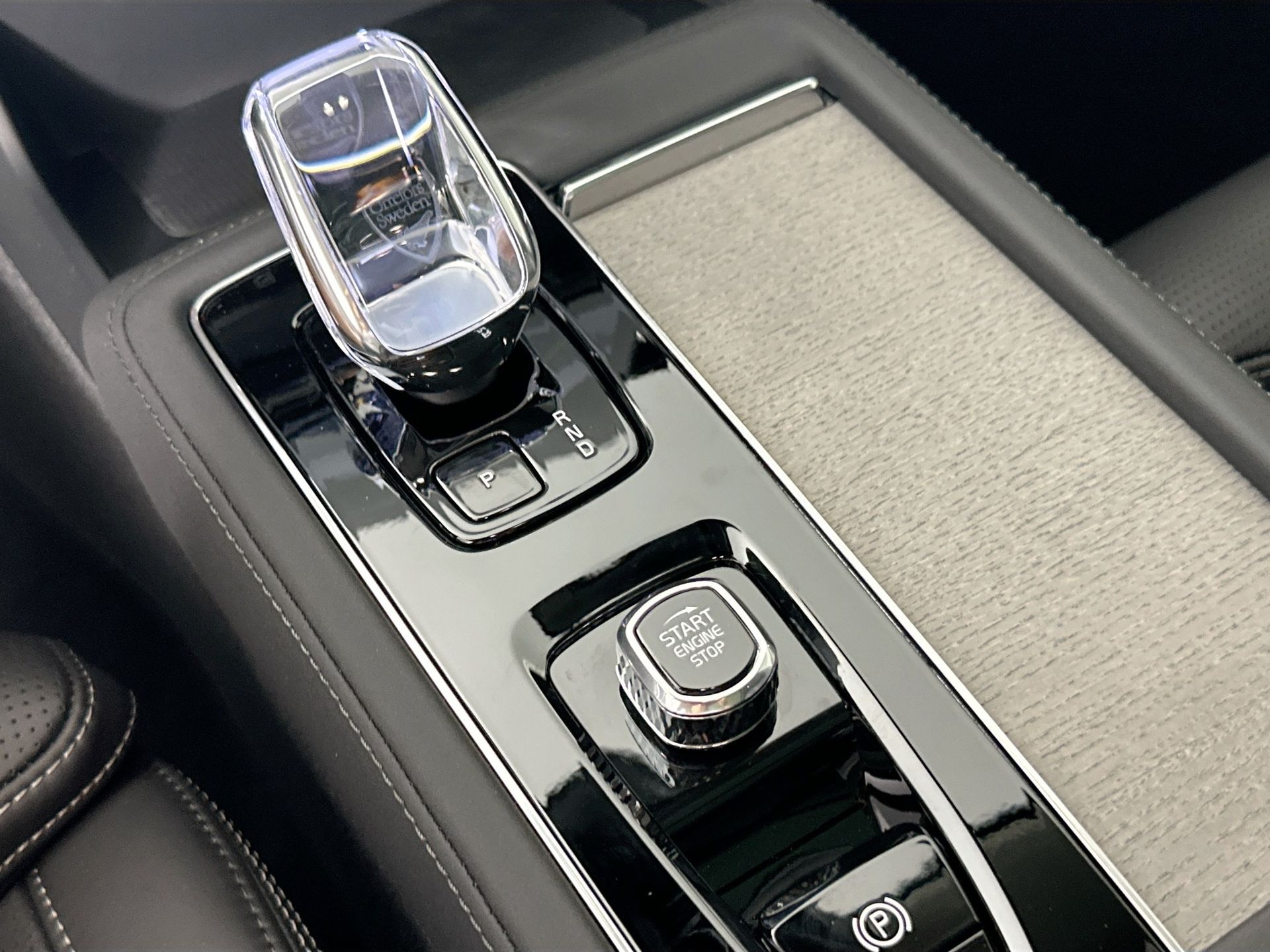 2025 Volvo XC90 T8 photo 8