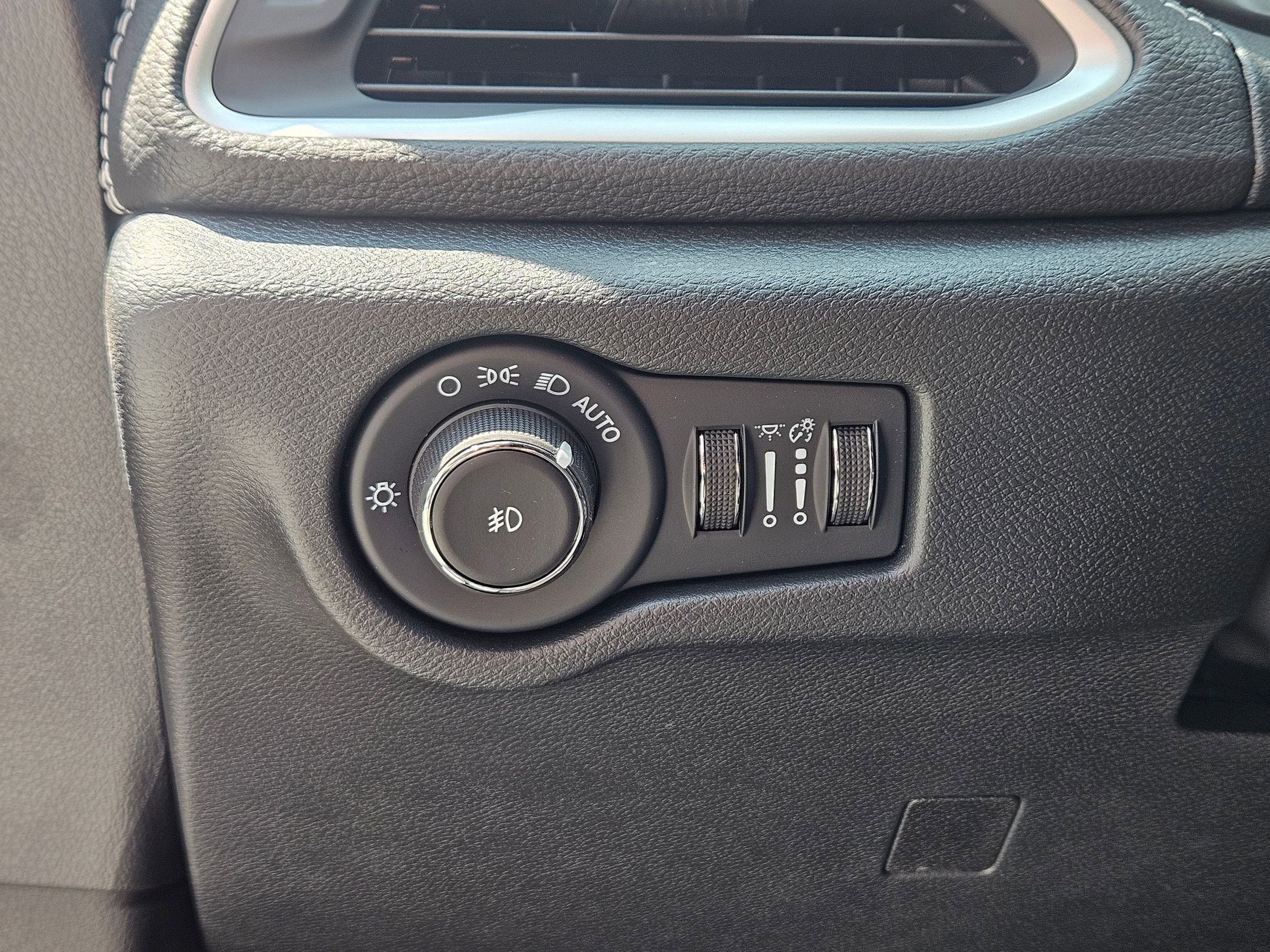 2026 Chrysler Pacifica photo 16
