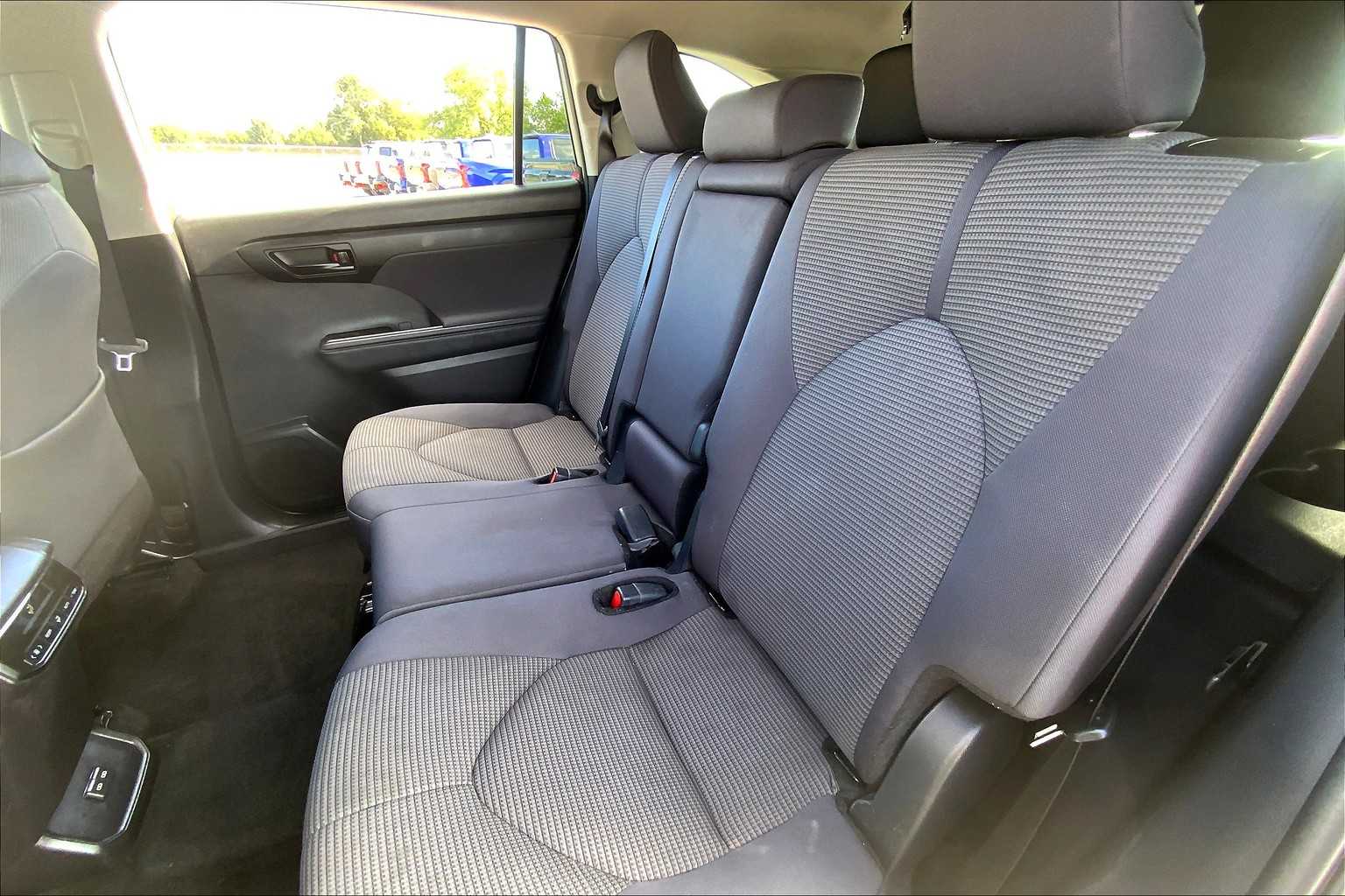 2024 Toyota Highlander LE photo 19