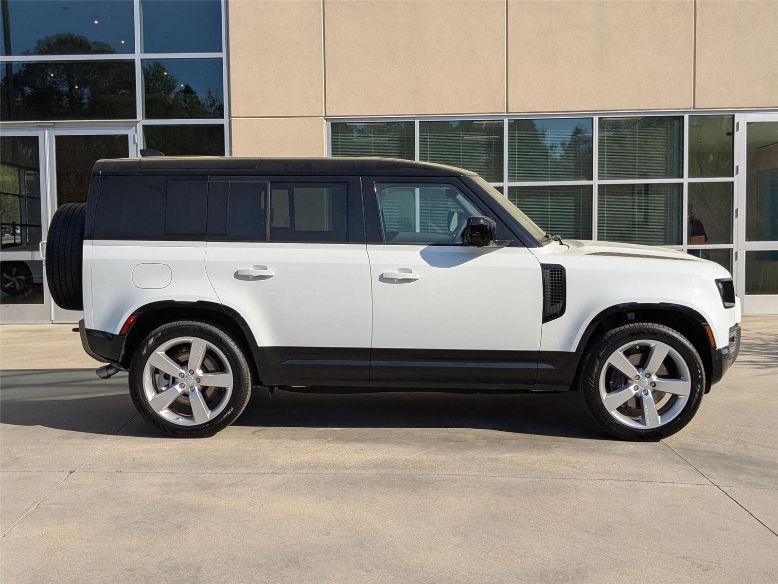 2025 Land Rover Defender X-Dynamic SE photo 3