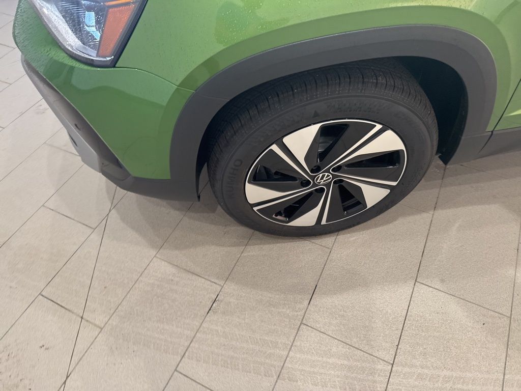 2025 Volkswagen Taos SE photo 9