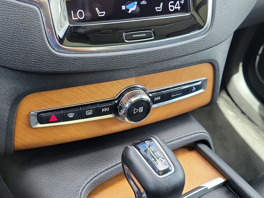 2021 Volvo XC90 T6 Momentum photo 20