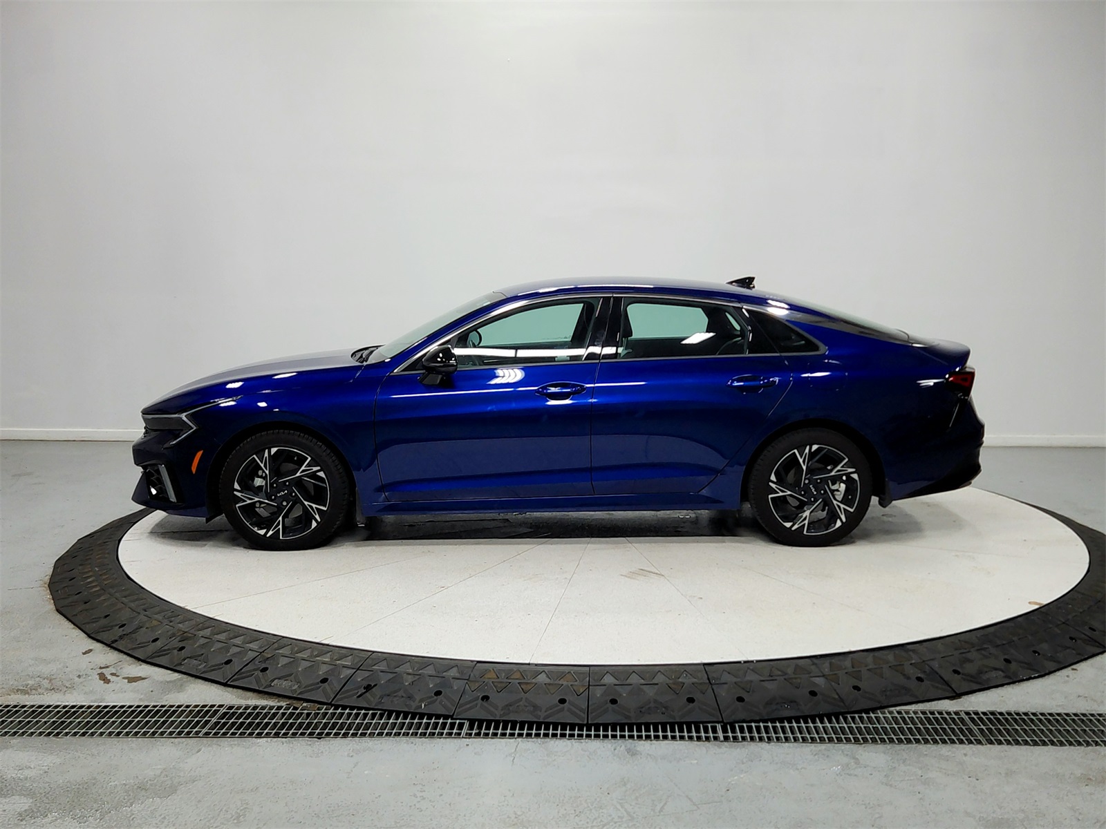2025 Kia K5 GT-Line photo 4