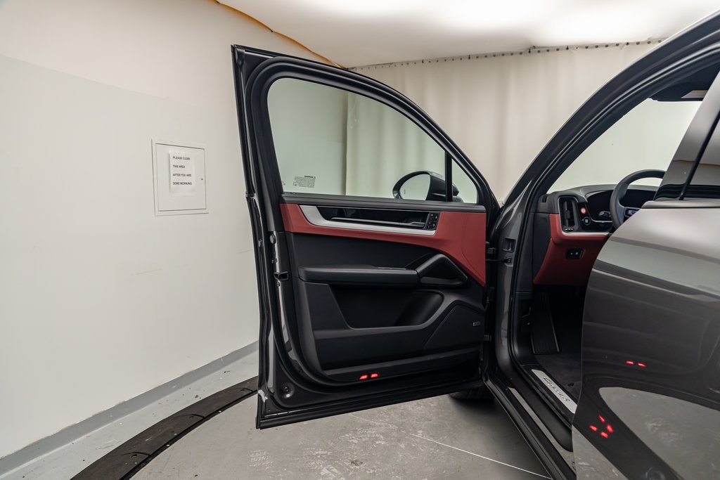 2024 Porsche Cayenne S photo 12