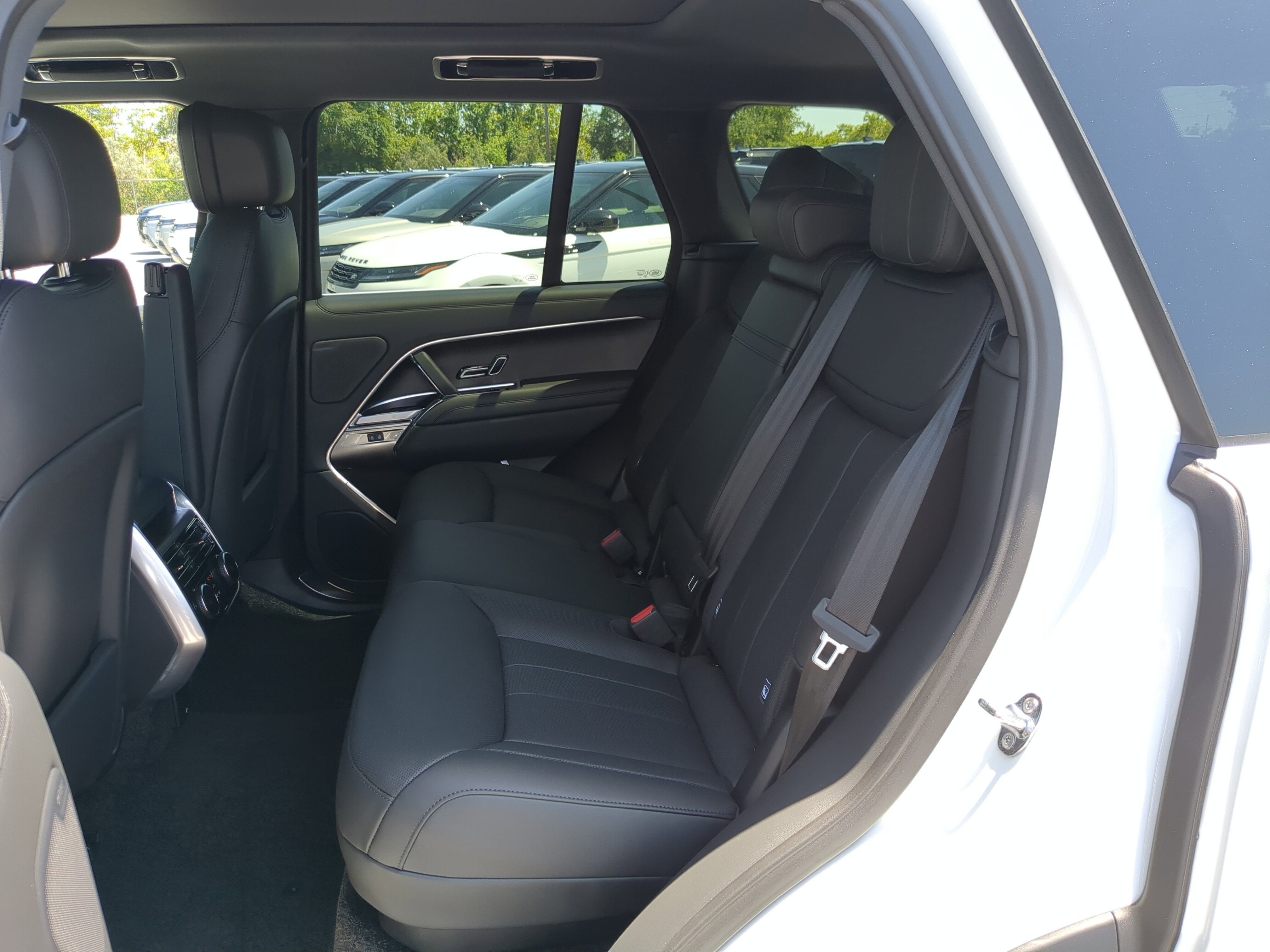 2025 Land Rover Range Rover SE photo 7