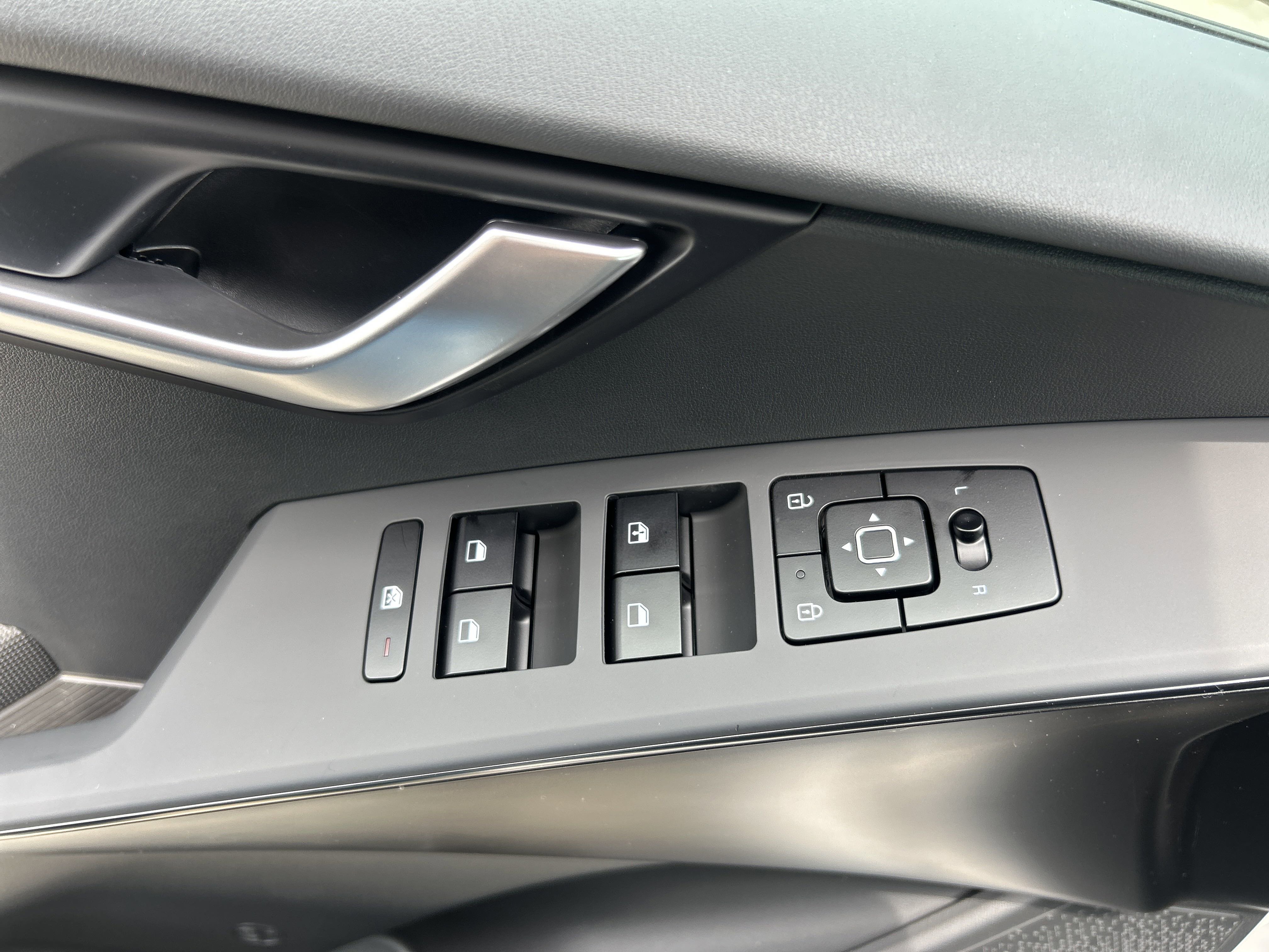 2025 Kia Niro LX photo 7