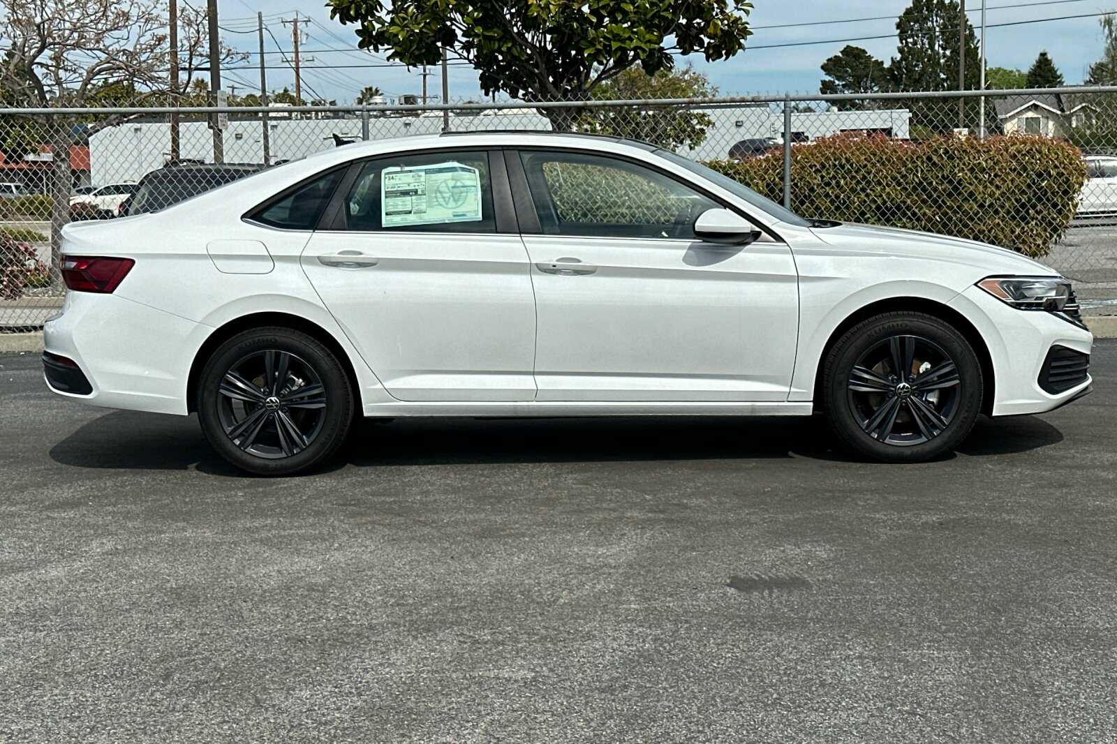 2024 Volkswagen Jetta SE photo 3