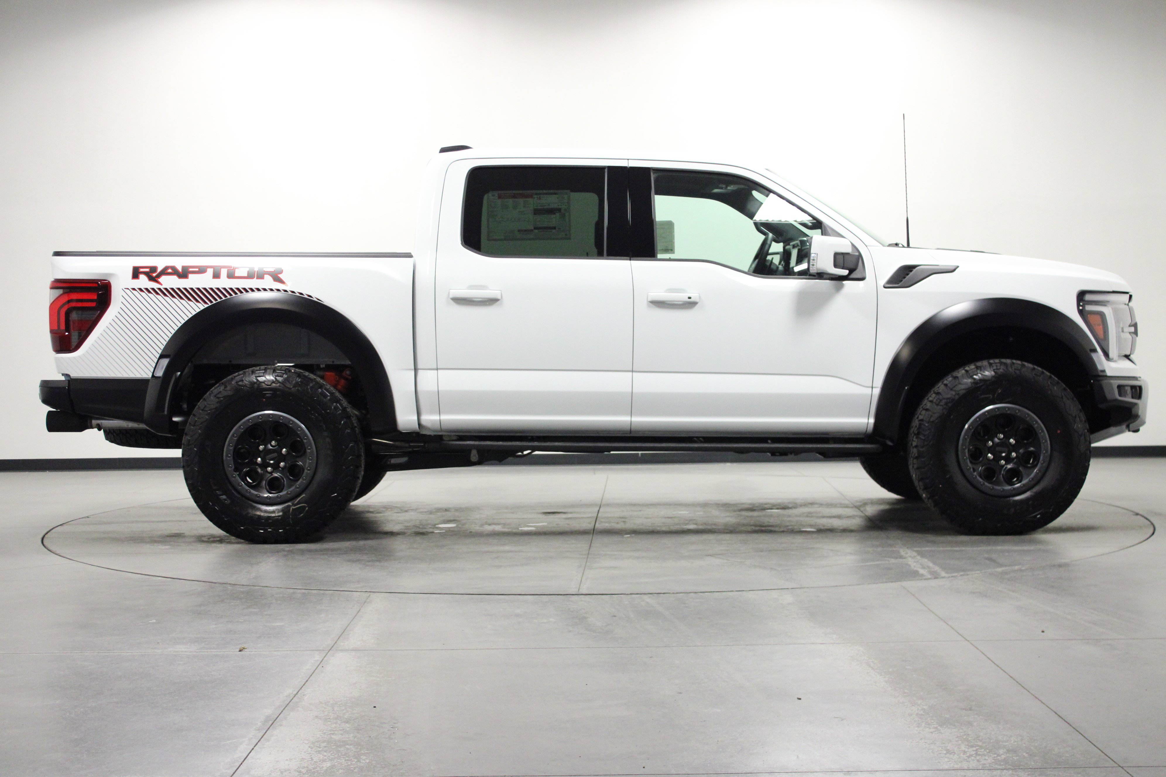 2025 Ford F-150 Raptor photo 2