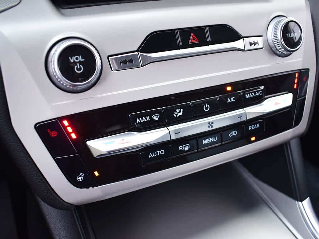 2023 Ford Explorer XLT photo 19