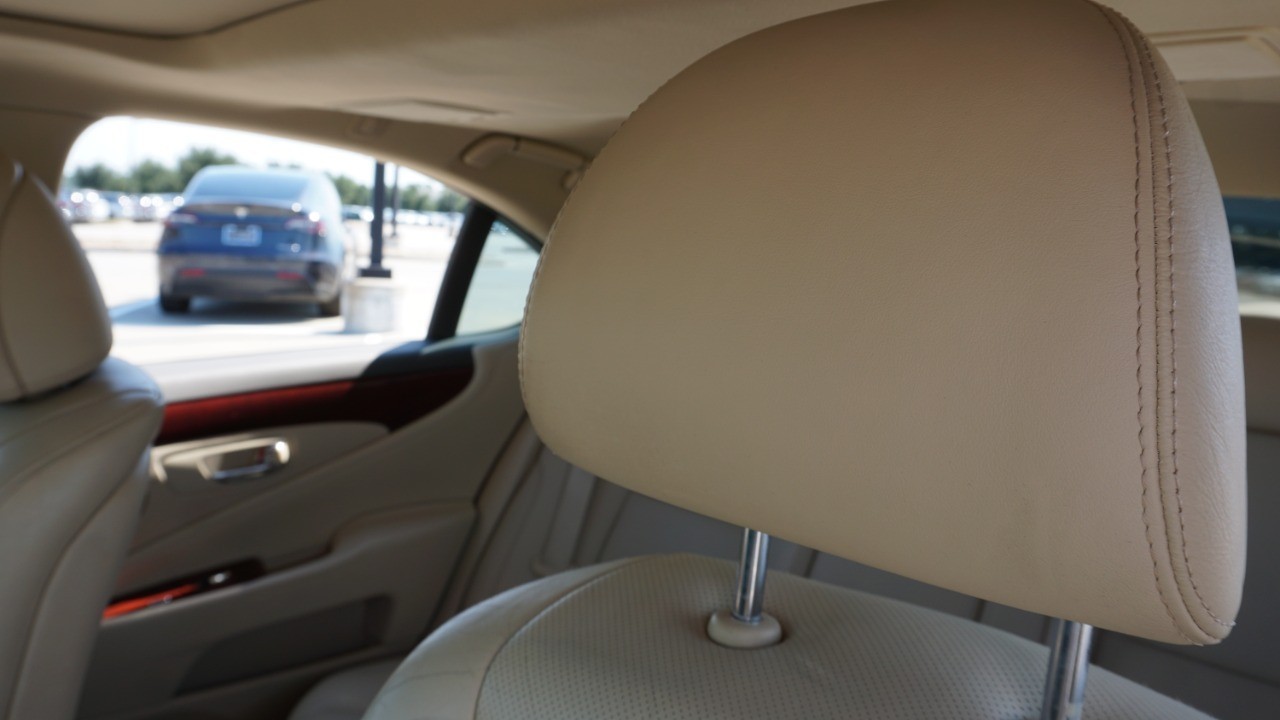 2011 Lexus LS 460 photo 27