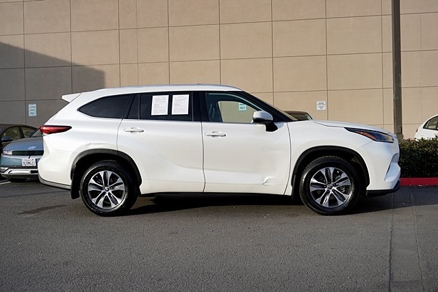 Used 2021 White Toyota XLE image 5