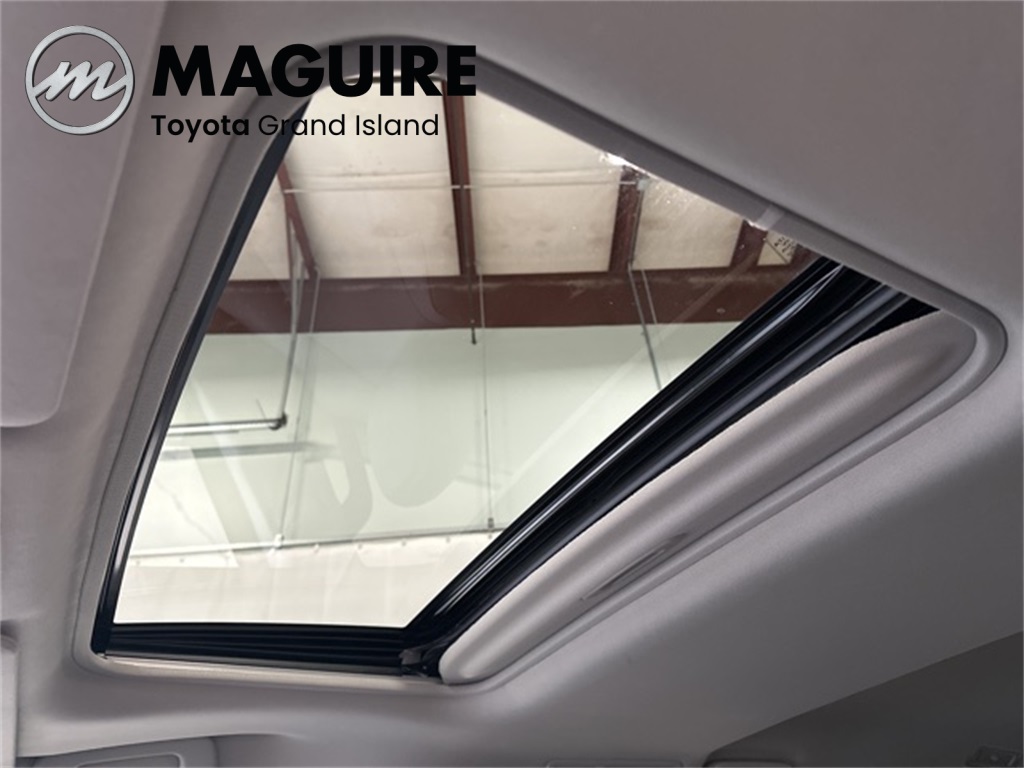 2023 Toyota Sienna XLE photo 3