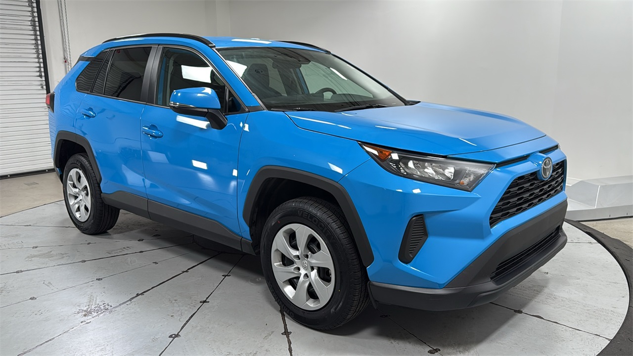 2021 Toyota RAV4 LE photo 2