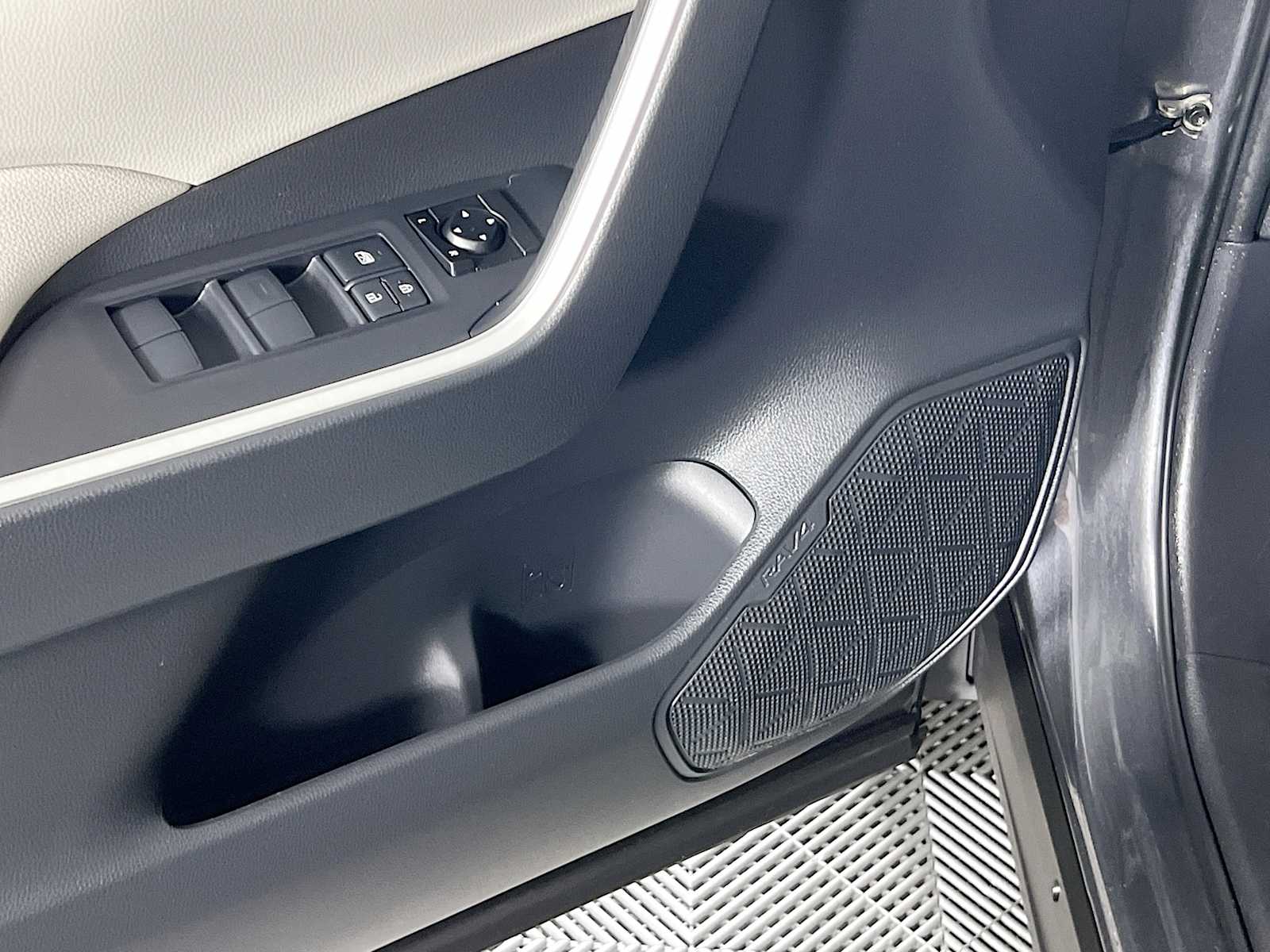 2019 Toyota RAV4 XLE photo 15