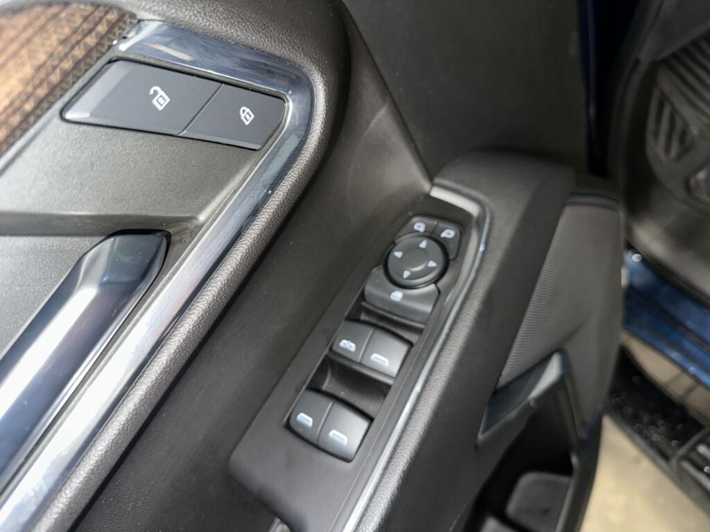 2023 Chevrolet Silverado 1500 LT photo 2