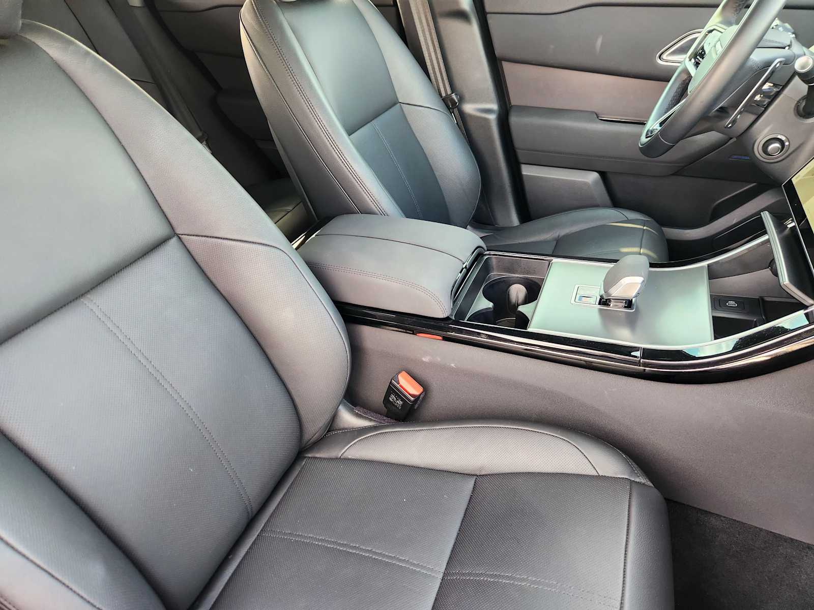 2025 Land Rover Range Rover SE photo 7