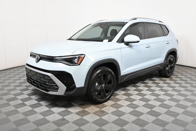 2025 Volkswagen Taos SE photo 2